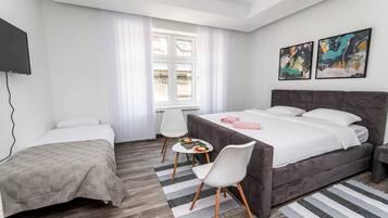 Setrika/meja setrika, tempat tidur bayi gratis, dan seprai linen