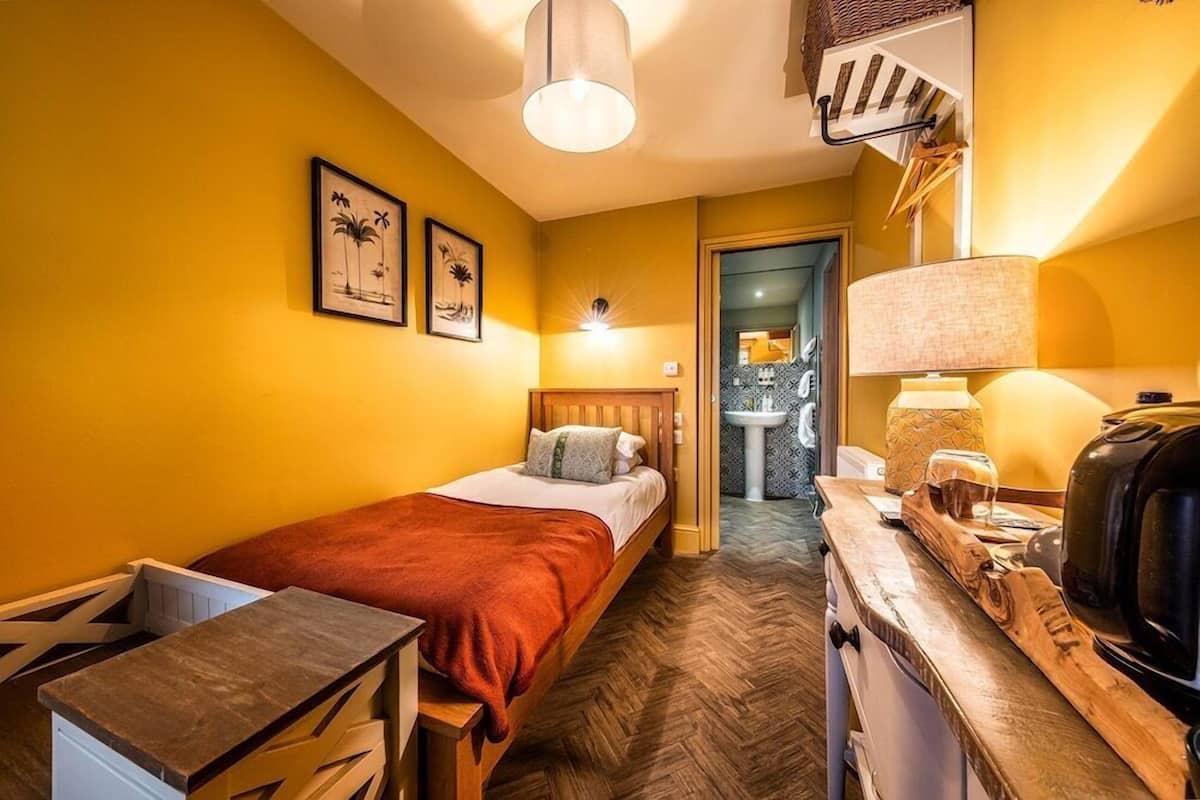 Escritorio, wifi gratis, decoración personalizada y muebles diferentes 