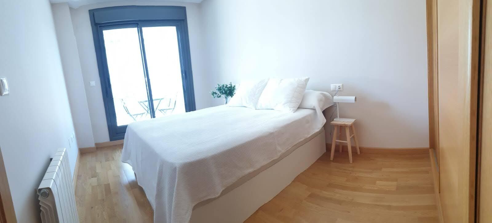 1 chambre, fer et planche à repasser, draps fournis