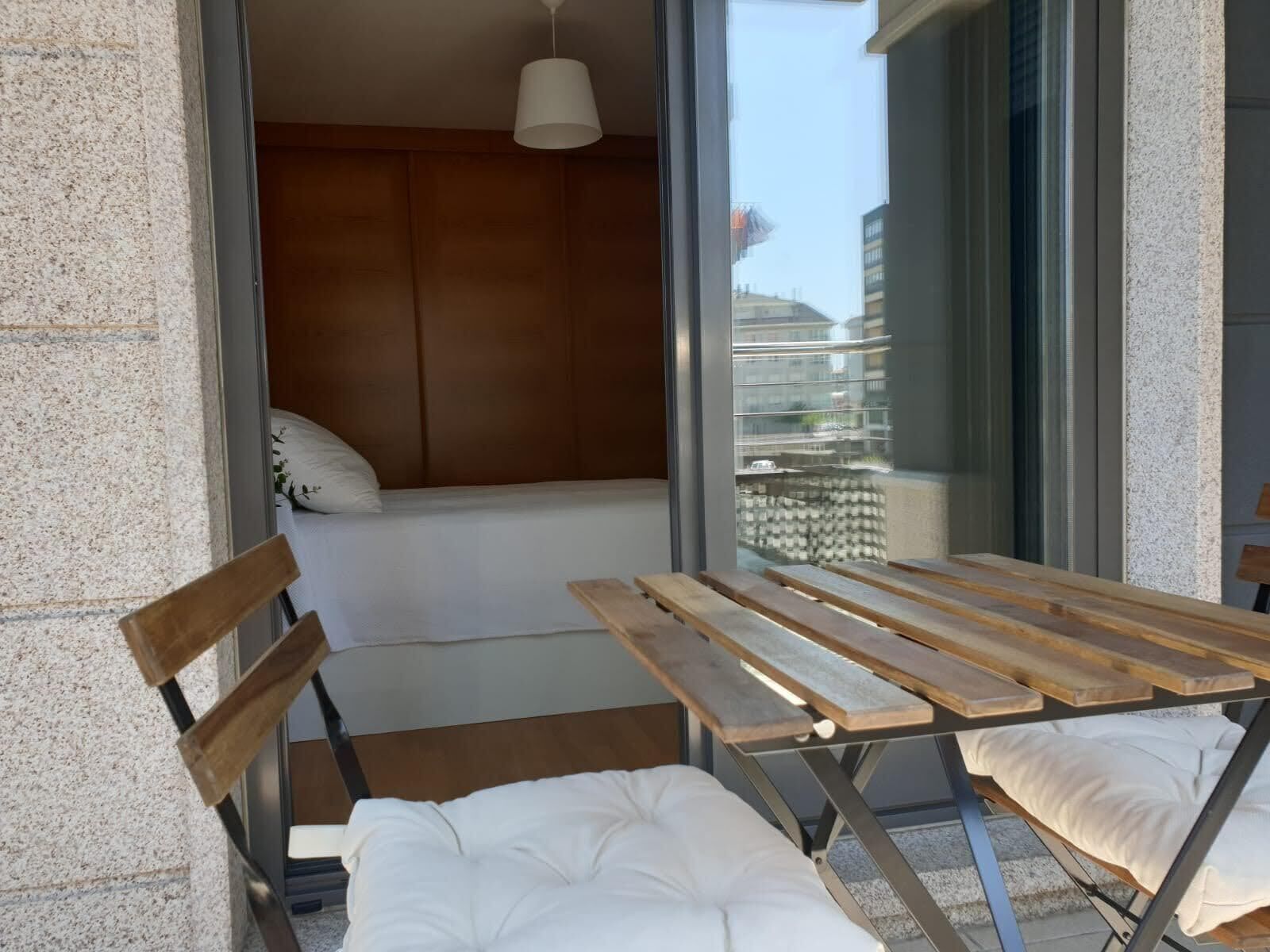 1 chambre, fer et planche à repasser, draps fournis