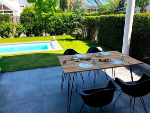 Outdoor dining - La Vigna - Living - with exclusive outdoor pool and sauna (Weil am Rhein)