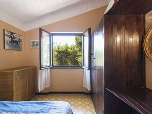 2 slaapkamers, reisbedje