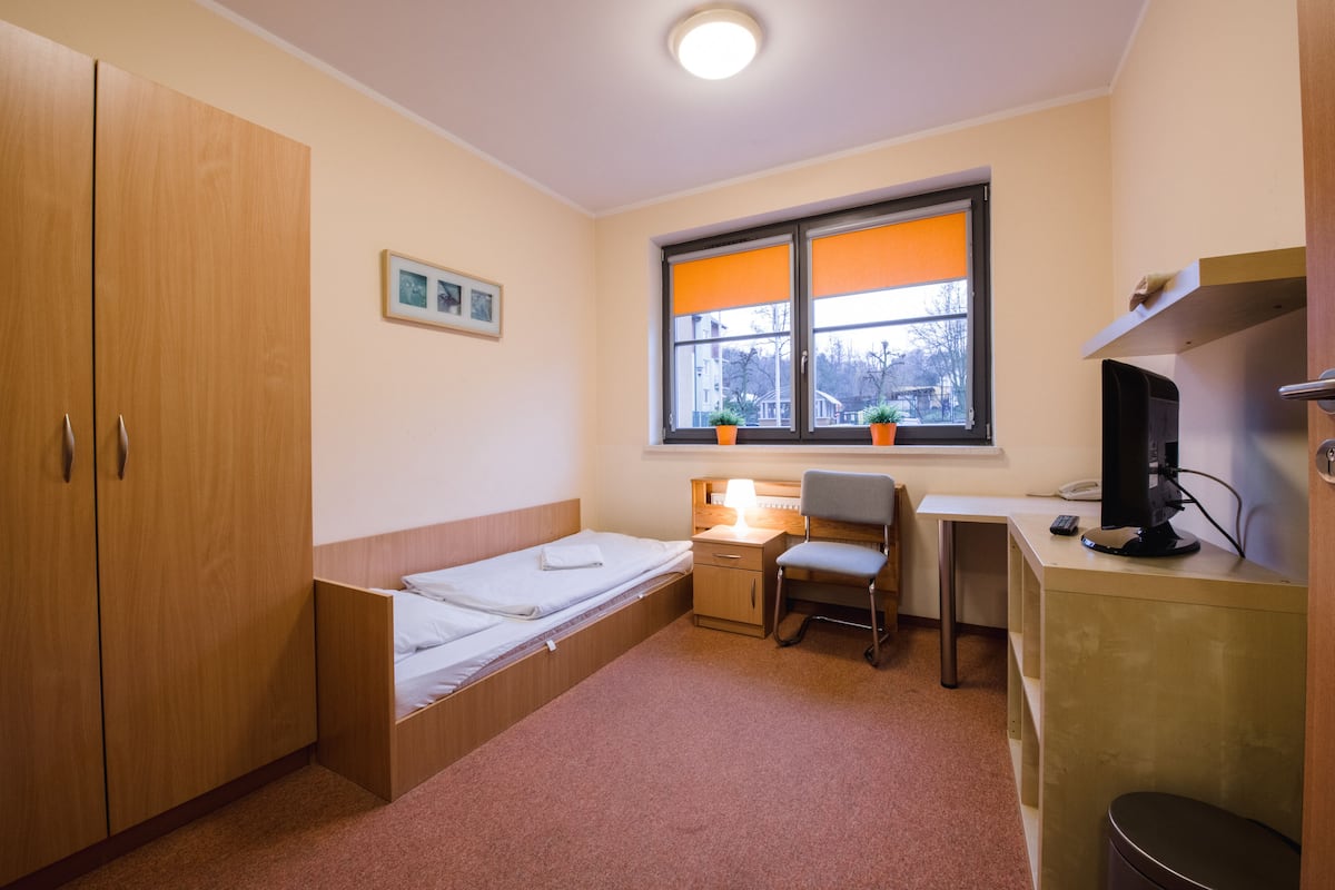 Single Room | Iron/ironing board, bed sheets