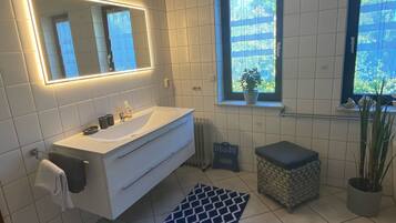 Banyera, assecador de cabells, tovalloles i sabó