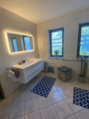 أحواض استحمام، مجففات شعر، مناشف، صابون