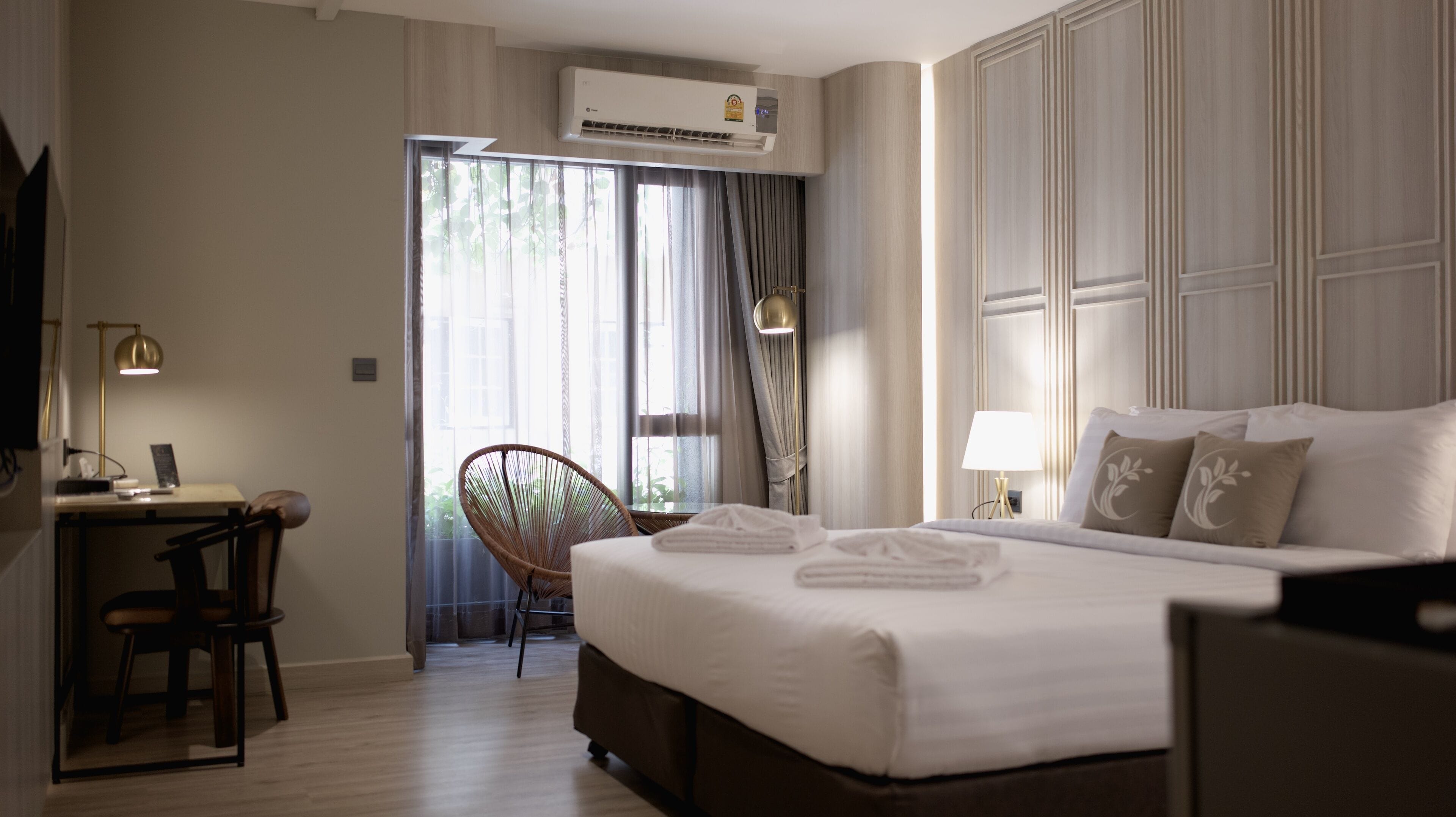 nares deluxe king room | in-room safe, blackout curtains, free wifi, bed sheets