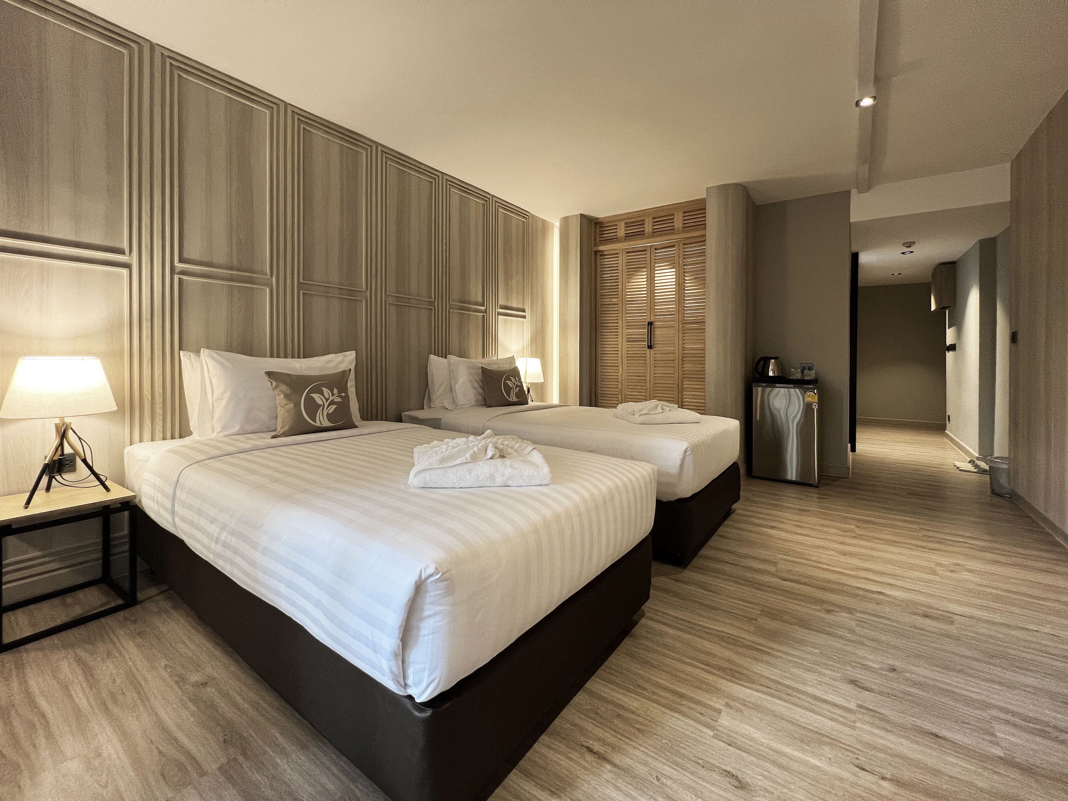 华丽双床房 | 客房内保险箱、遮光窗帘、免费 WiFi、床单