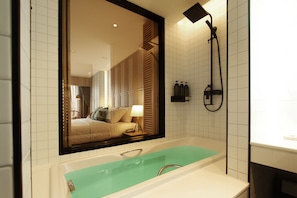 Executive Twin kamer (Nares Executive Twin Room) | Badkamer | Een aparte badkuip en douche, een hydromassagedouche, een haardroger