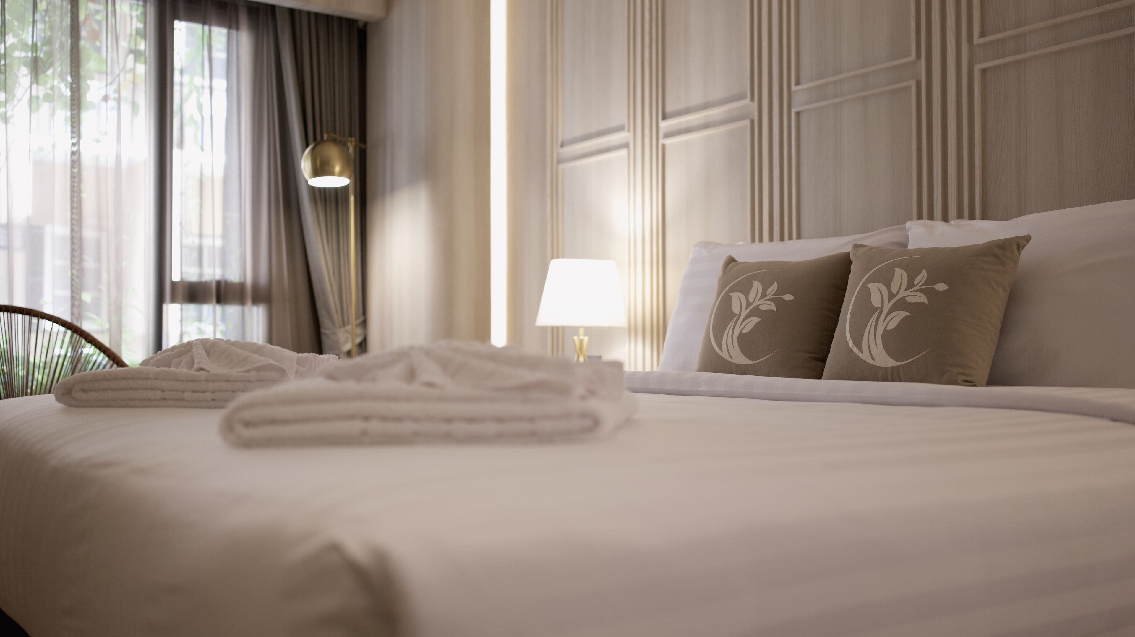 nares deluxe king room | in-room safe, blackout curtains, free wifi, bed sheets