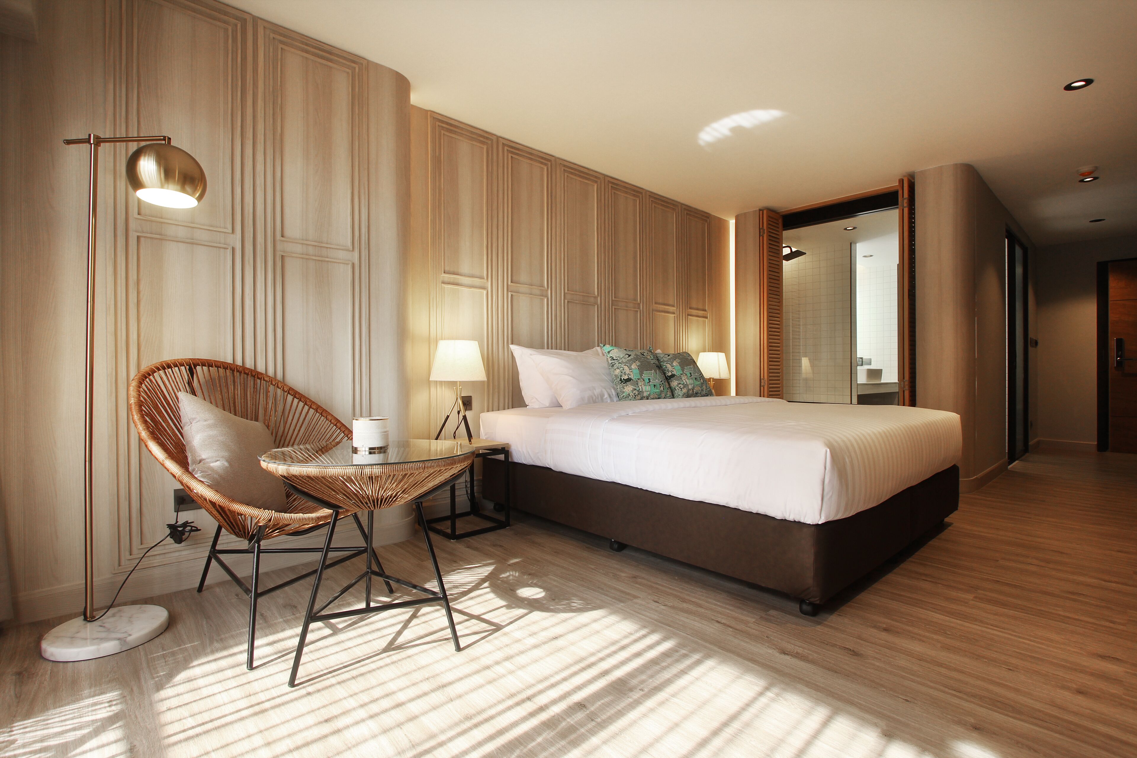 nares executive king room | in-room safe, blackout curtains, free wifi, bed sheets