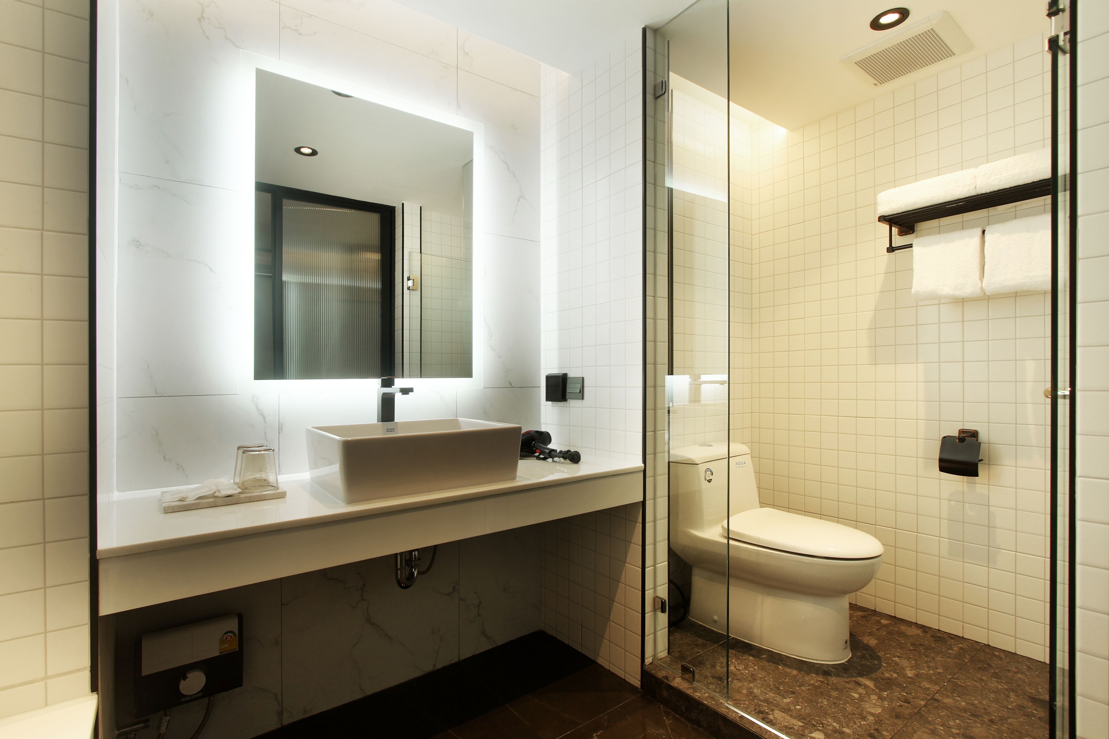 separate bathtub and shower, hydromassage showerhead, hair dryer