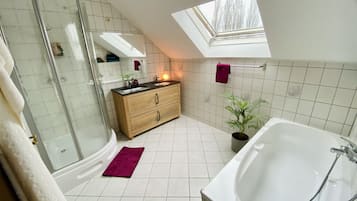 Badewanne, Haartrockner, Handtücher, Seife