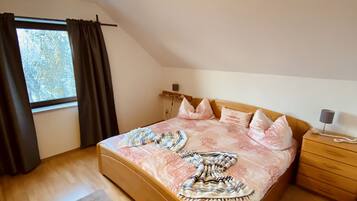 2 Schlafzimmer, Schreibtisch, Bügeleisen/Bügelbrett, Reisekinderbett