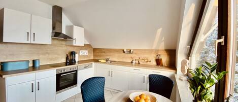 Køleskab, mikrobølgeovn, ovn, kogeplade