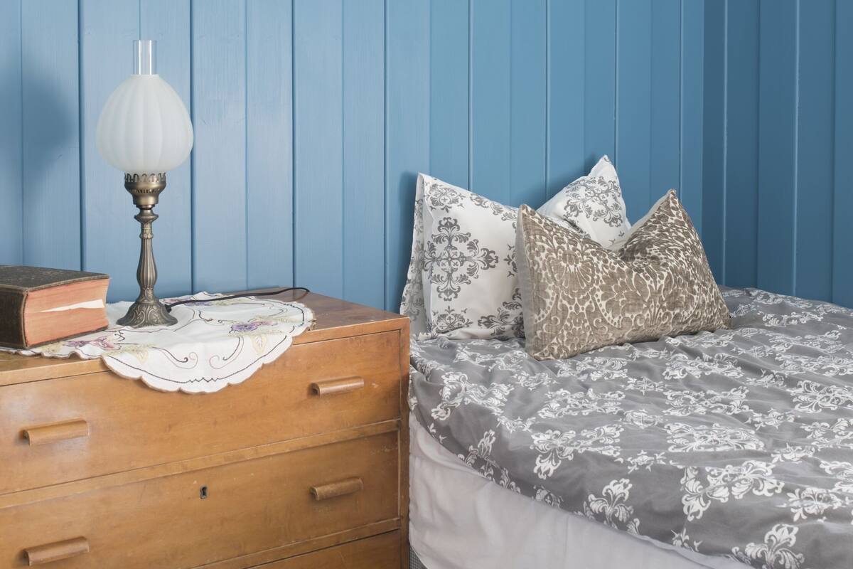 Habitación individual | Decoración personalizada, muebles diferentes y cortinas blackout