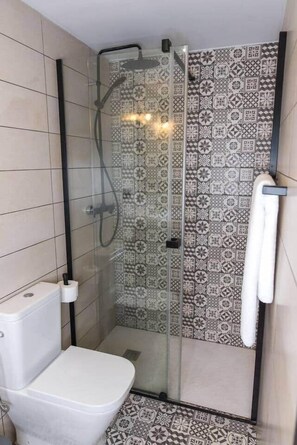 Shower, hair dryer, towels, toilet paper