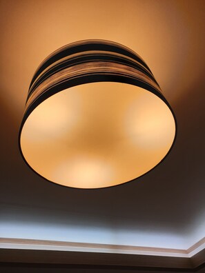 Teto com luminária circular.