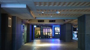 A corridor with a tiled floor and a ceiling with recessed lighting. - Okpo Business Hotel (Geoje)