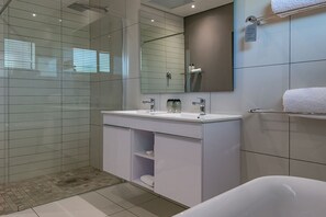 シャワー付き浴槽、ヘアドライヤー、タオル