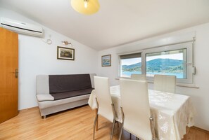 Apartment (Two Bedroom Apartment with Balcony) | Dining room