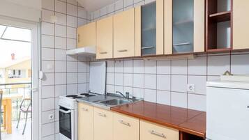 Apartment (Two Bedroom Apartment with Balcony) | Eigene Küche | Kühlschrank, Wasserkocher mit Kaffee-/Teezubehör, Wasserkocher