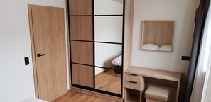 3 bedrooms, desk, travel cot, free WiFi