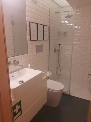 Departamento Prestigio | Baño | Regadera, regadera tipo lluvia, secadora de cabello, toallas 