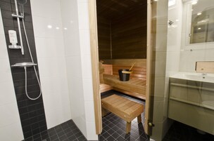 Ducha, toallas, jabón, shampoo