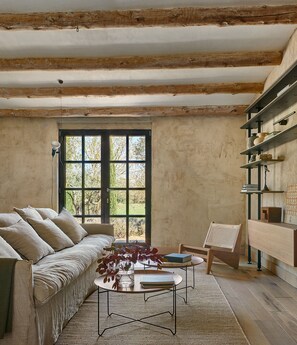 Älytelevisio, takka, pöytäjalkapallopöytä, pöytätennispöytä