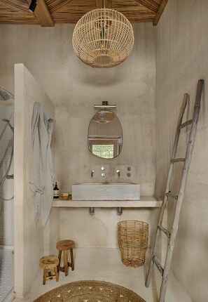 Bathtub, hair dryer, towels, soap - Spectacular unique villa in the Emporda (Calabuig)