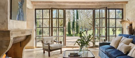 Smart TV, chimenea, futbolito y tenis de mesa