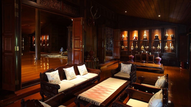 Une chambre de style traditionnel, avec des meubles en bois, un grand miroir et une collection d’objets décoratifs.