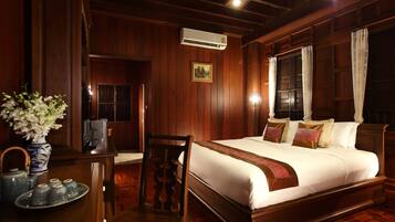 Laptop workspace, free WiFi