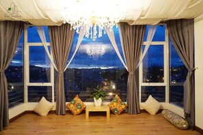 Studio Apartment | Desk, iron/ironing board, free WiFi, bed sheets - Pho Thuong House and Kitchen (Da Lat)