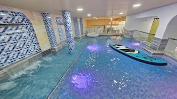 Una piscina cubierta