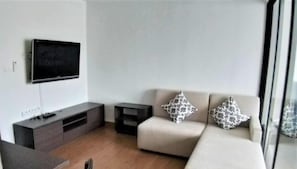 Suite, 1 Bedroom | 1 bedroom, desk, iron/ironing board, free WiFi