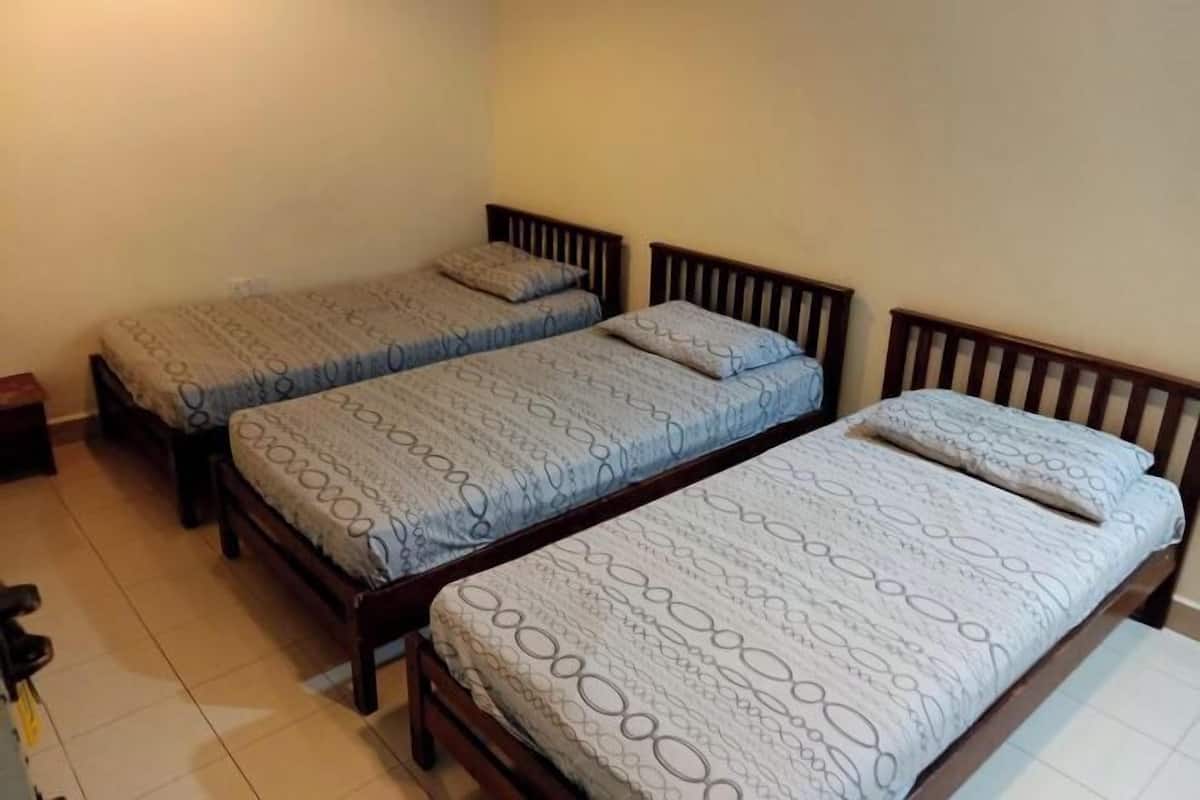 Escritorio, tabla de planchar con plancha, wifi gratis y ropa de cama