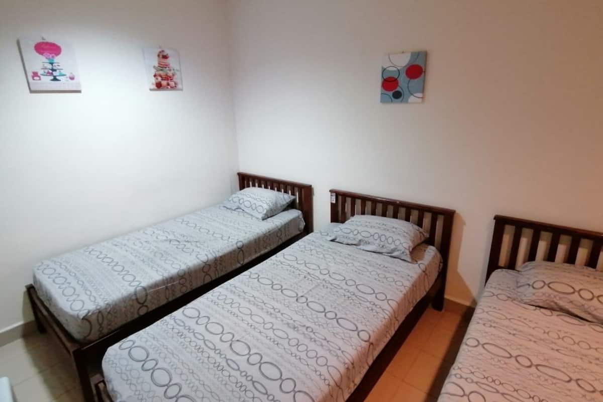 Habitación triple Deluxe, 3 camas individuales | Escritorio, tabla de planchar con plancha, wifi gratis y ropa de cama