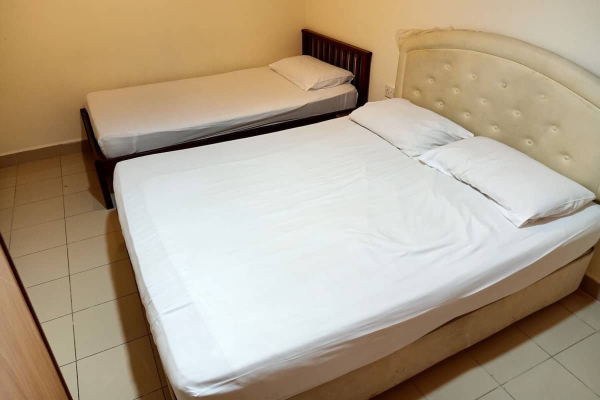 Habitación triple Deluxe (with Window) | Escritorio, tabla de planchar con plancha, wifi gratis y ropa de cama