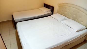 Kamar Triple Deluks (with Window) | Meja kerja, setrika/meja setrika, Wi-Fi gratis, dan seprai linen