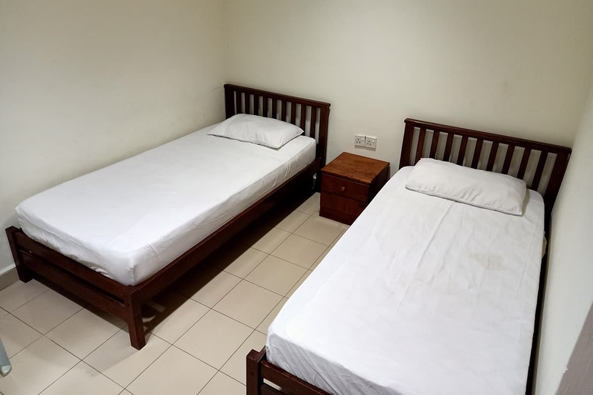 Habitación estándar con 2 camas individuales | Escritorio, tabla de planchar con plancha, wifi gratis y ropa de cama