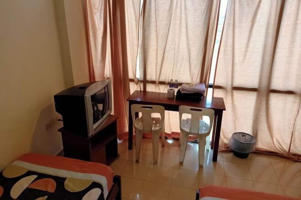 Escritorio, tabla de planchar con plancha, wifi gratis y ropa de cama