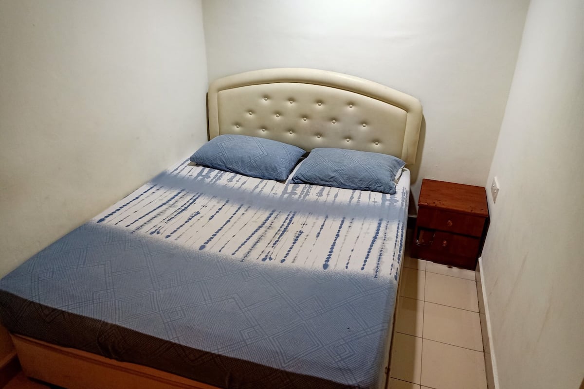 Escritorio, tabla de planchar con plancha, wifi gratis y ropa de cama