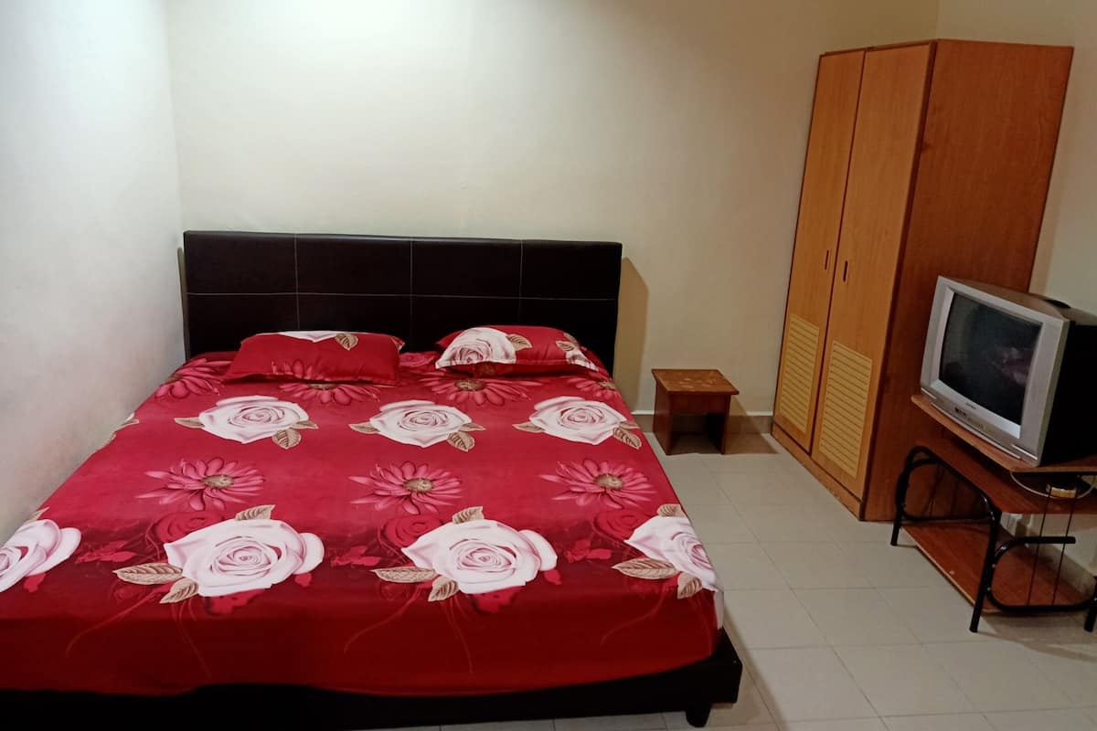 Habitación estándar doble | Escritorio, tabla de planchar con plancha, wifi gratis y ropa de cama
