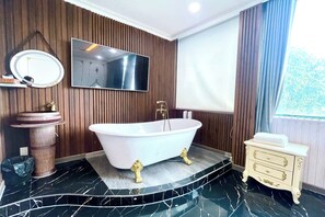 Habitación Deluxe | Baño | Ducha, artículos de higiene personal gratuitos y secador de pelo