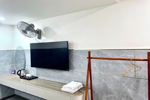 Superior Room | Desk, free WiFi, bed sheets - Dai An Go Vap Hotel (Ho Chi Minh City)
