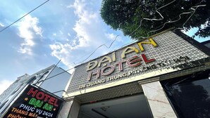 Un cartell d'hotel amb la inscripció 'BAI AN HOTEL' i '336 QUANG TRUNG PHU'.