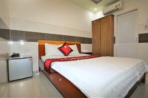 Standard Room | Bathroom | Shower, free toiletries, hair dryer, slippers - Dai An Go Vap Hotel (Ho Chi Minh City)