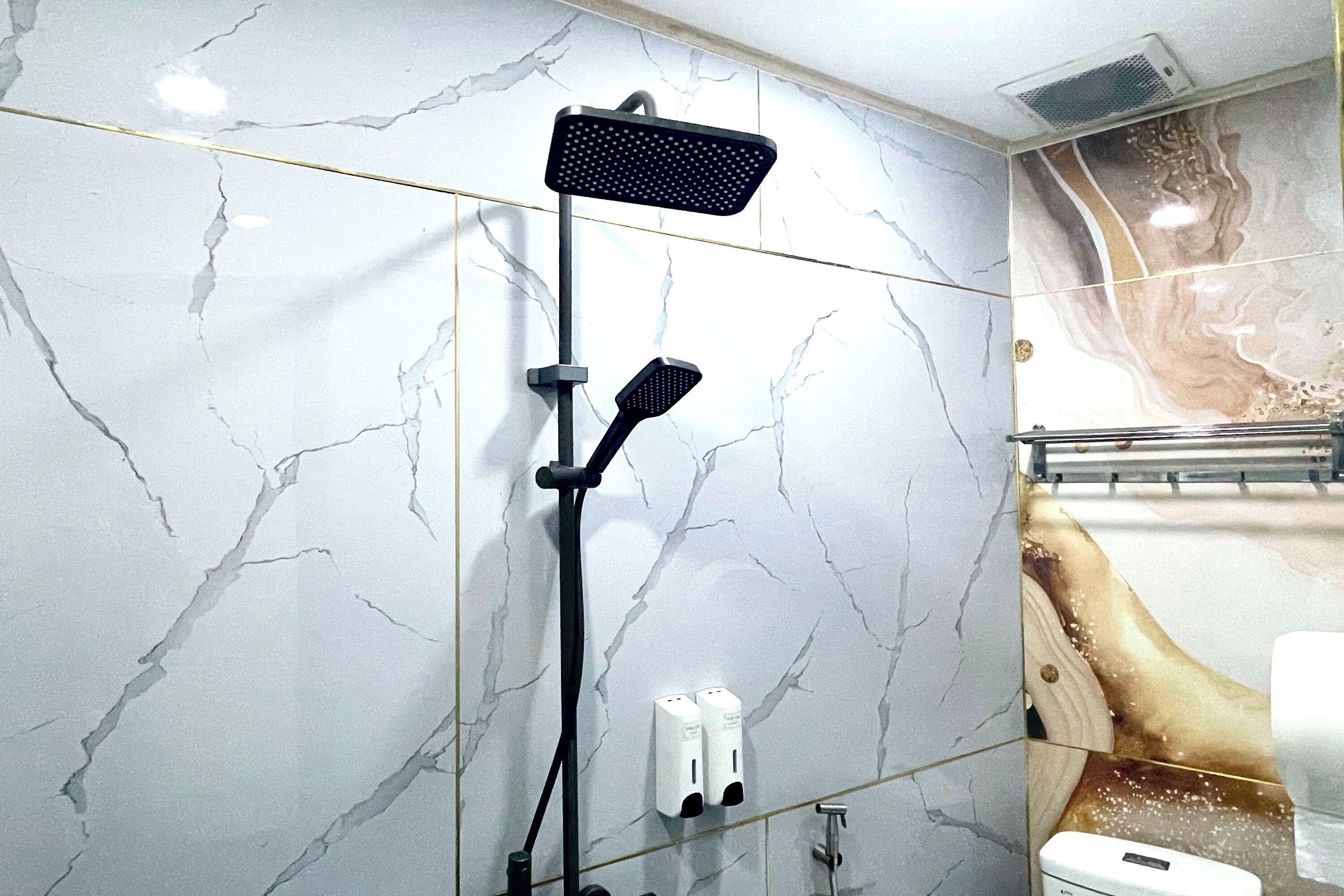 Kamar Deluks | Kamar mandi | Shower, perlengkapan mandi gratis, pengering rambut, dan sandal