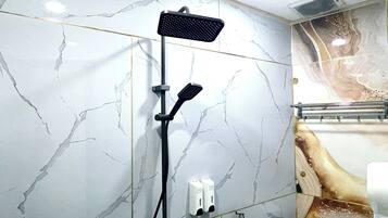 Kamar Deluks | Kamar mandi | Shower, perlengkapan mandi gratis, pengering rambut, dan sandal